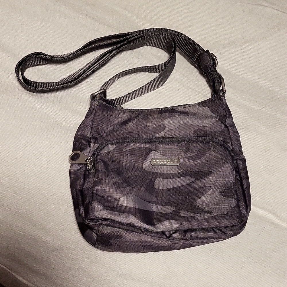 Baggallini camo crossbody